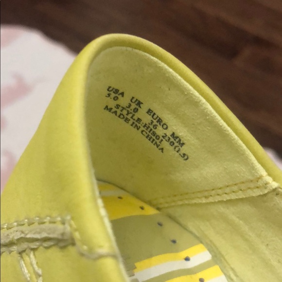 NWOT—Hush Puppies Bright yellow Flats, suede, US5 - Picture 3 of 5